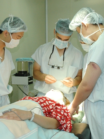 San Francisco Board Certified Plastic Surgeon Dr. Edward P. Miranda, M.D. demonstrates his technique for eyelid surgery (blepharoplasty, double eyelid, DST) in China